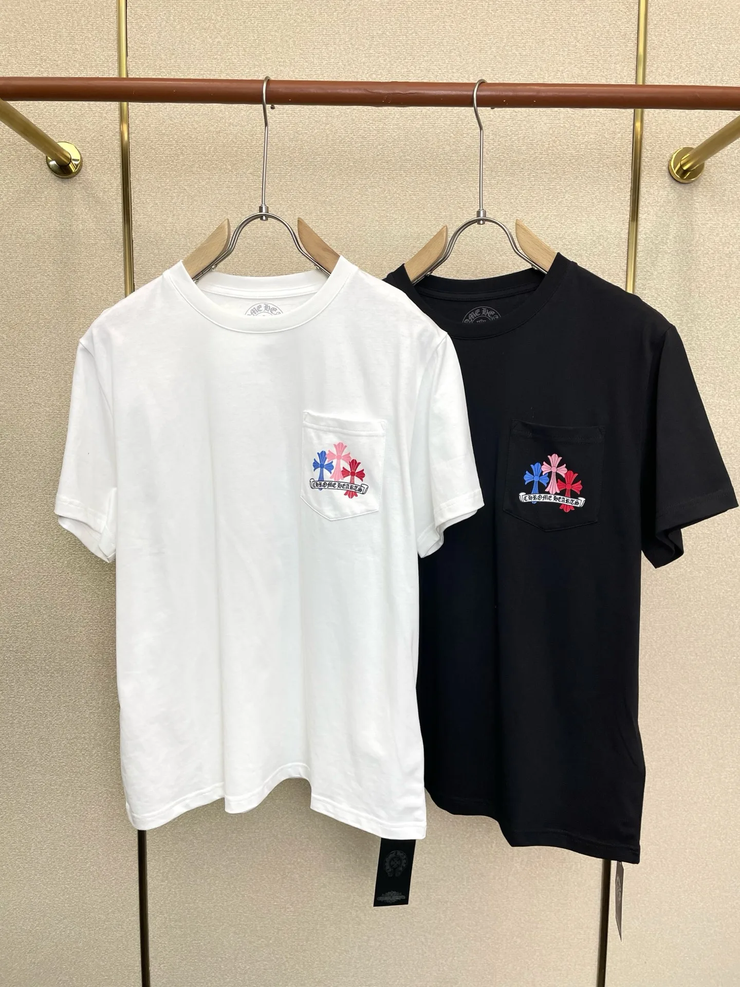 マルチカラー クロスモチーフ クロムハーツ Tシャツ 偽物 クルーネック 半袖Tシャツ