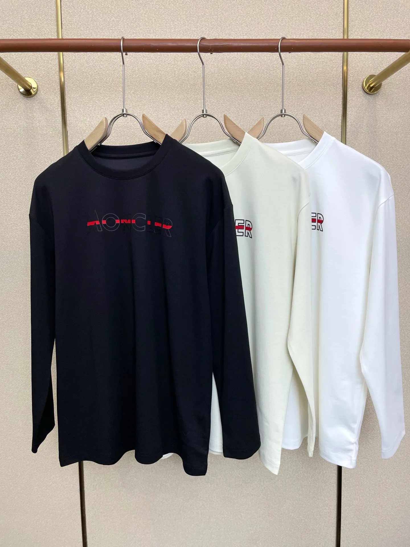 シンプル 洗練された ロゴプリント モンクレール Tシャツ 偽物 長袖Tシャツ 合わせやすい