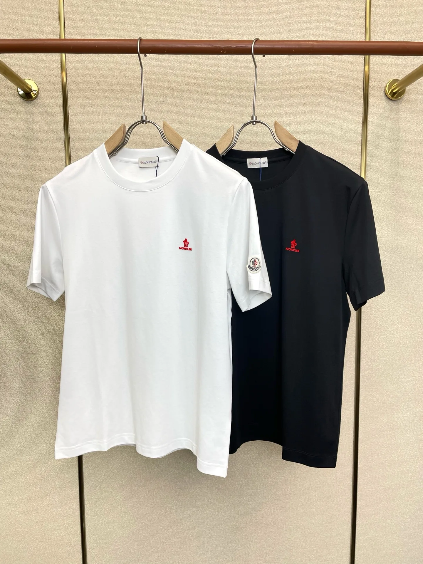 シンプル 洗練された モンクレール Tシャツ 偽物 クルーネック 半袖Tシャツ