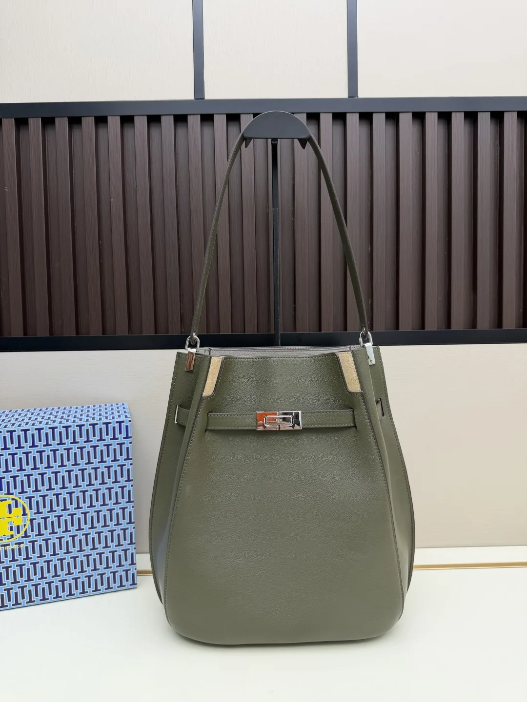 トリーバーチ バッグ スーパーコピー リー ラジウィル バケットバッグ グリーン