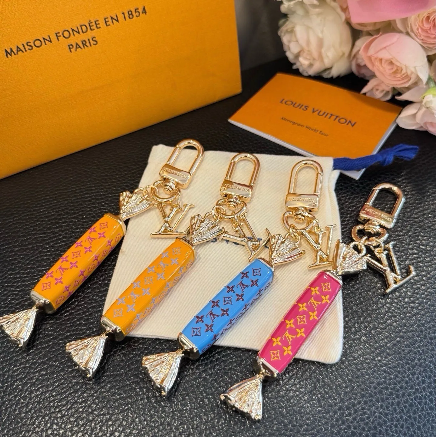 遊び心満載 バッグチャーム・LV スイーツ ルイ・ヴィトン キーホルダー 偽物