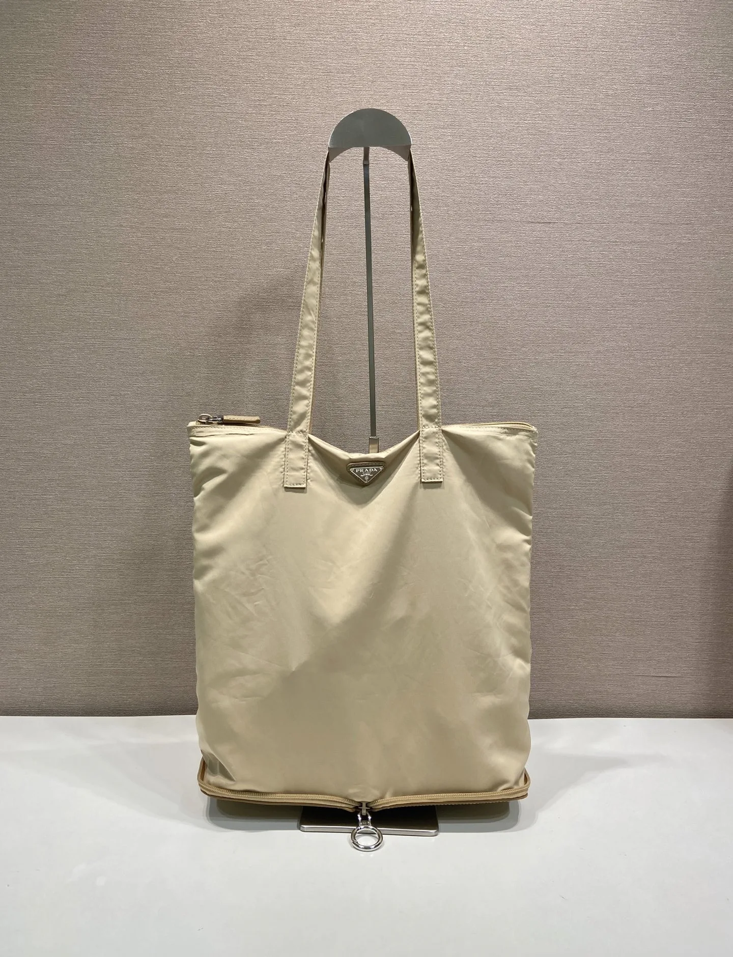 サフィアーノレザー ペンダント付 Re-Nylon トートバッグ プラダ バッグ コピー 1TT330 ベージュ