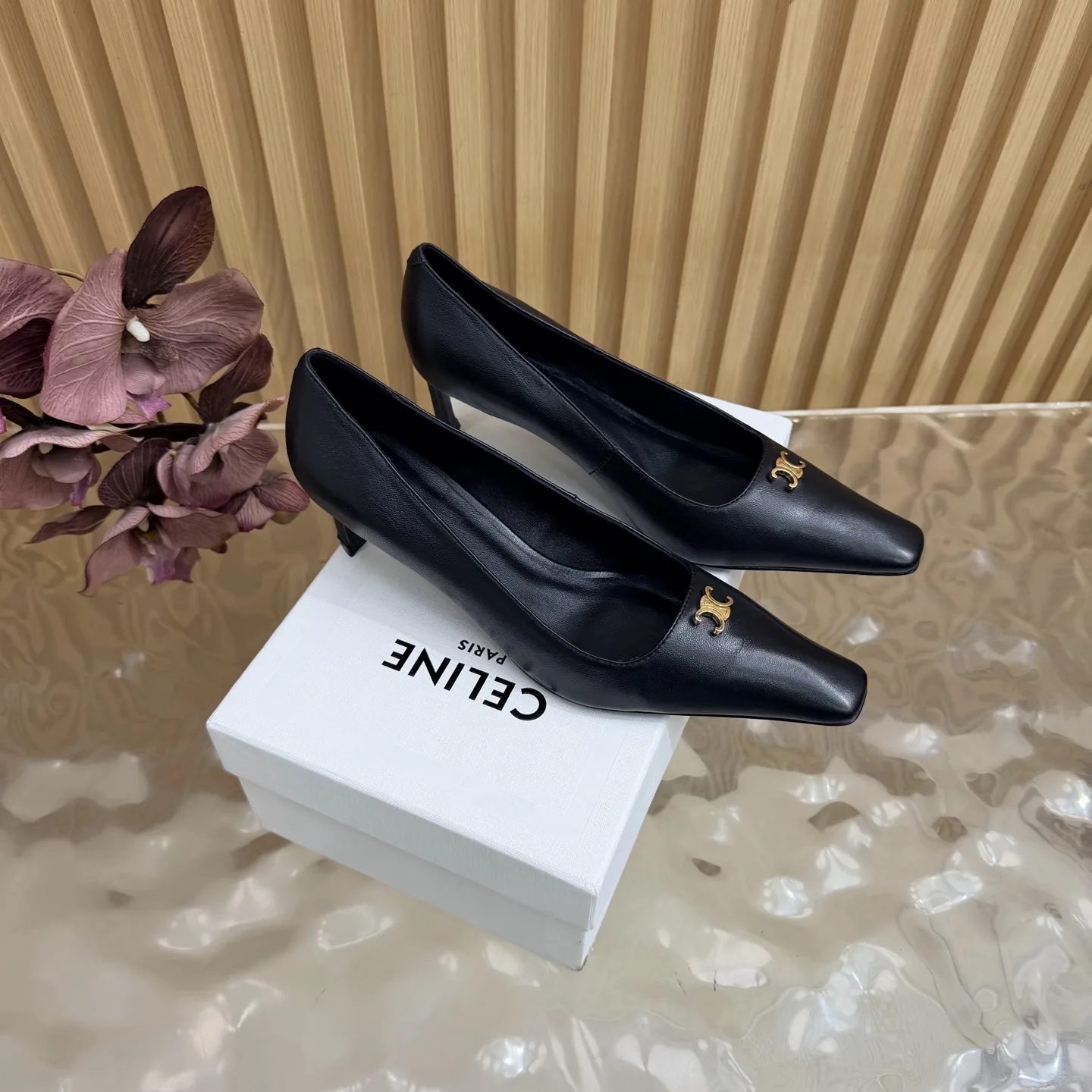 シンプル トリオンフ セリーヌ パンプス コピー 合わせやすい ブラック