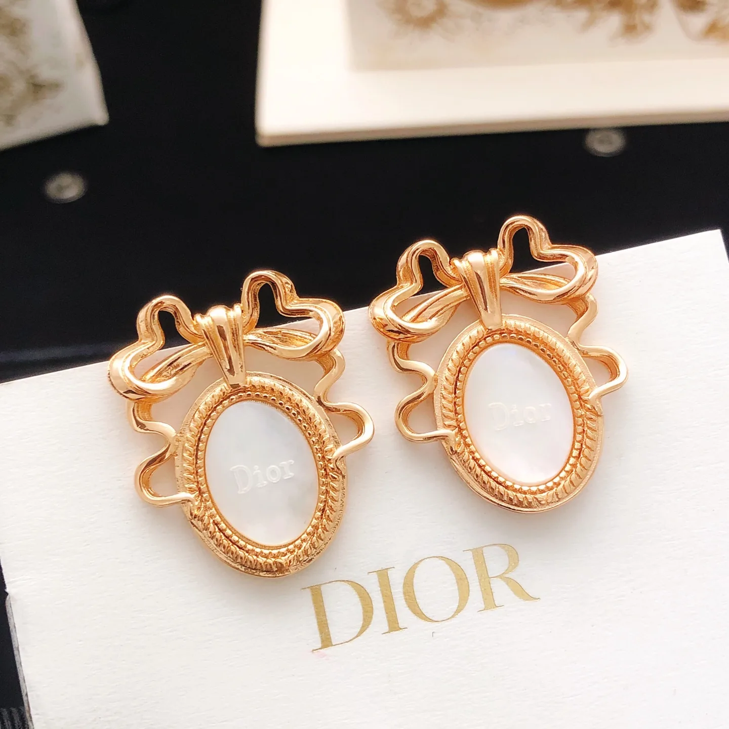 クリスチャン・ディオール イヤリング 偽物 リボンモチーフ ピアス アクセサリー