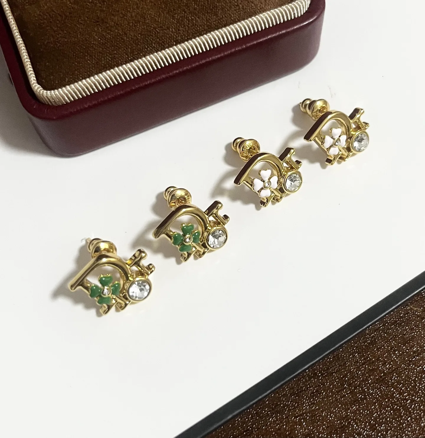 フラワー×ラインストーン ロゴ モチーフ ピアス クリスチャン・ディオール イヤリング 偽物