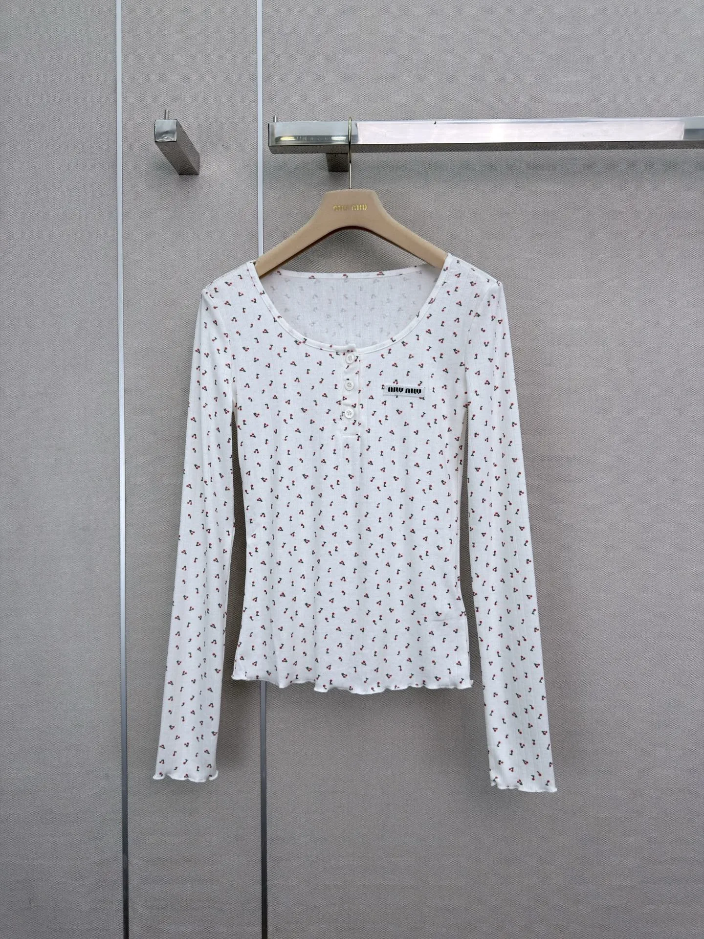 可愛い 総柄プリント ヘンリーネック 長袖Tシャツ ミュウミュウ Tシャツ 偽物 ホワイト
