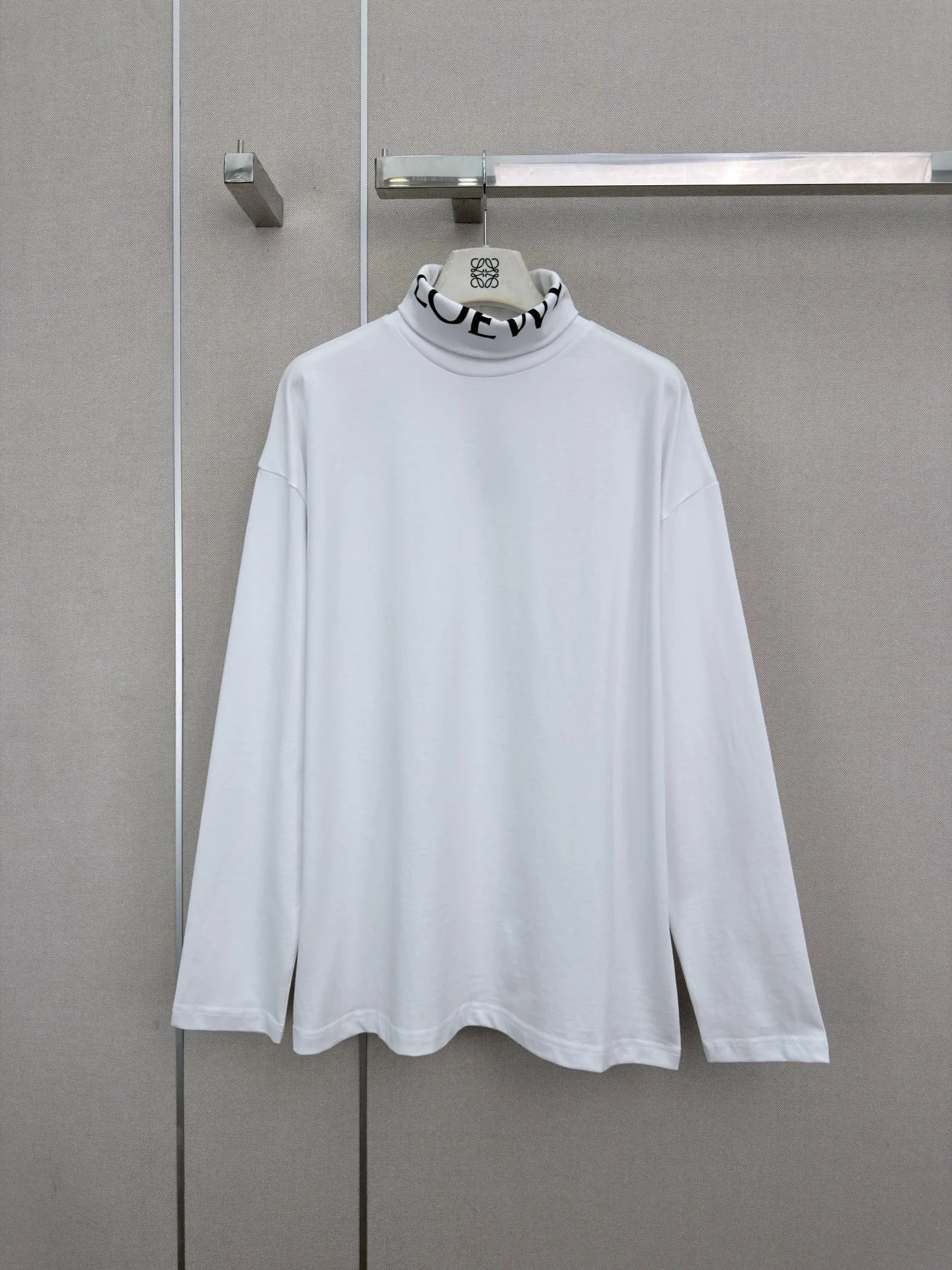 お洒落 カジュアル ハイネック 長袖Tシャツ ロエベ Tシャツ 偽物 トップス ホワイト