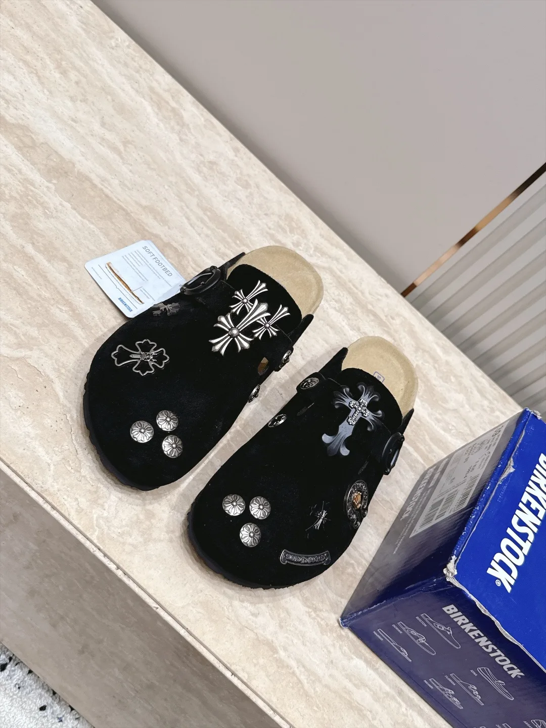目を引くスタイリッシュ クロッグサンダル クロムハーツ 偽物 レディース メンズ シューズ ブラック