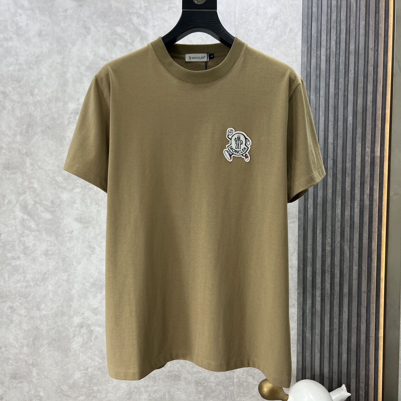 シンプル 合わせやすい クルーネック コットン 半袖Tシャツ モンクレール Tシャツ コピー キャメル