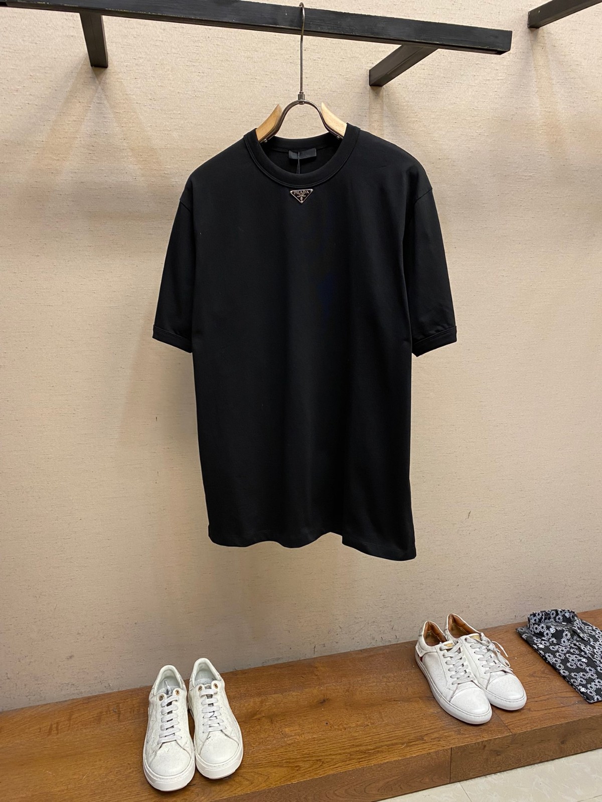 ベーシック 人気 ロゴ クルーネック プラダ Tシャツ コピー 半袖Tシャツ ブラック