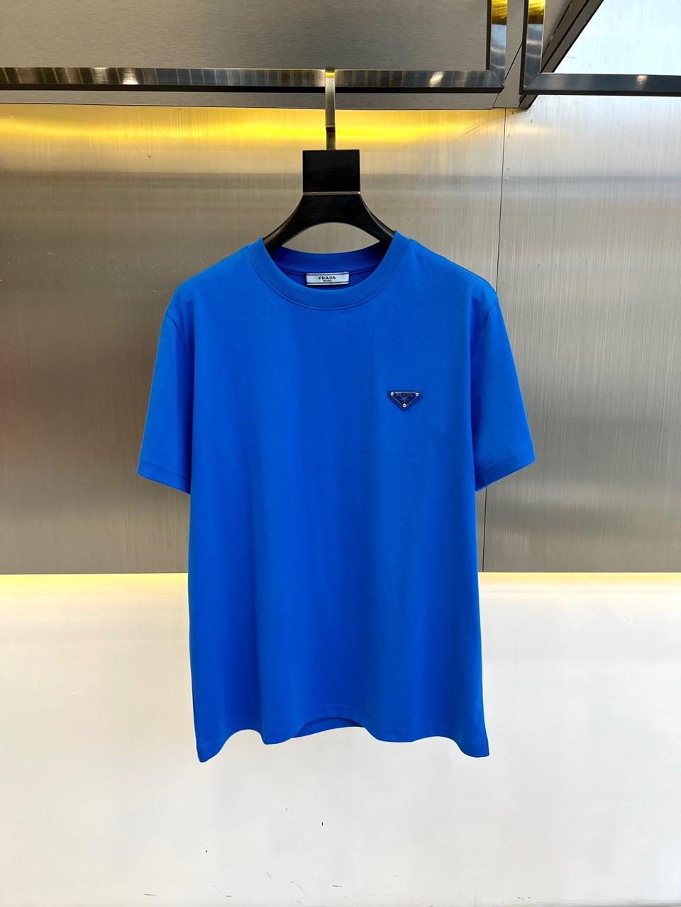 シンプル トライアングルロゴ付き 半袖Tシャツ プラダ Tシャツ コピー ブルー