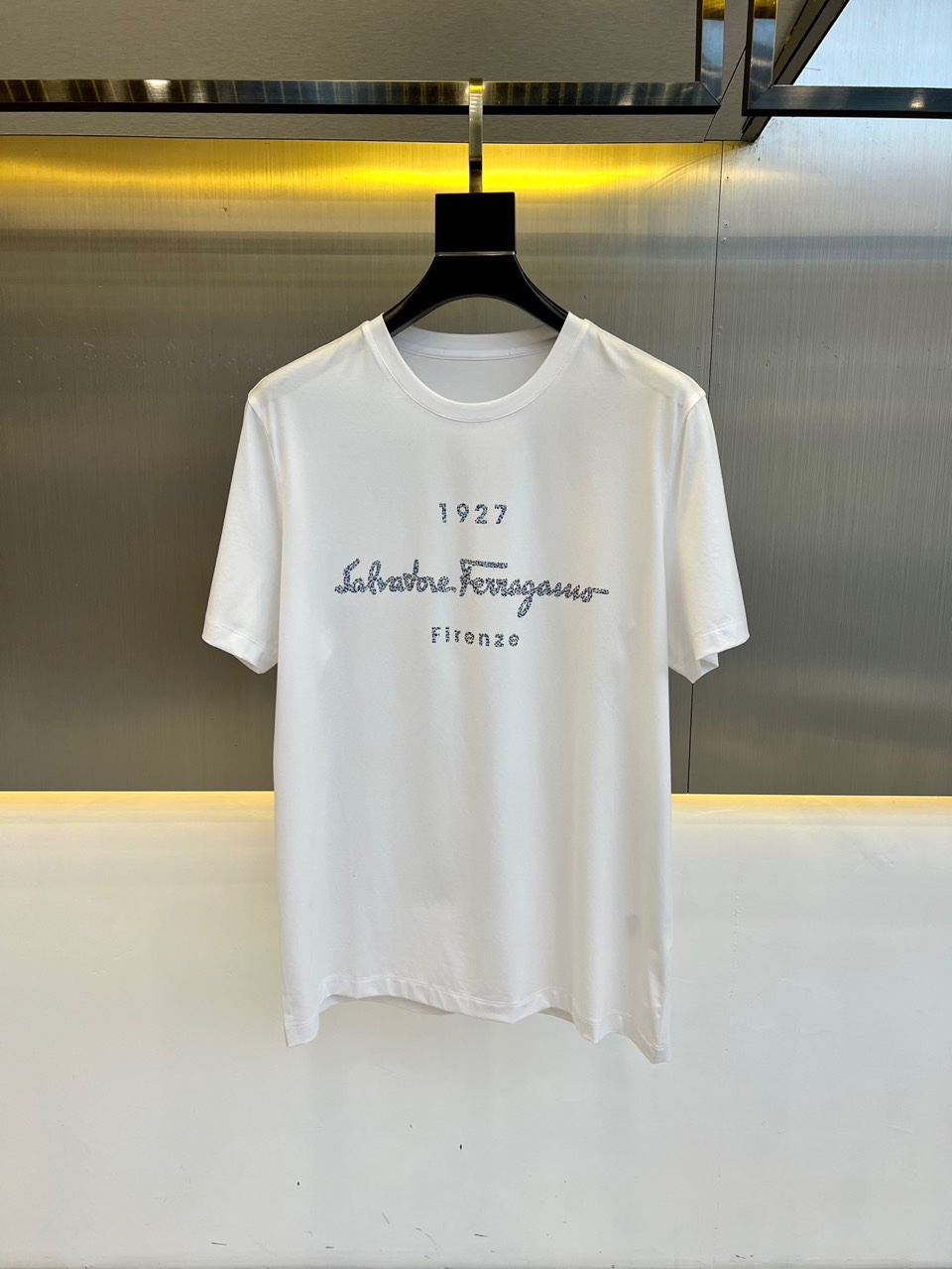 サルヴァトーレ・フェラガモ Tシャツ コピー シンプル ロゴ入り 半袖Tシャツ ホワイト