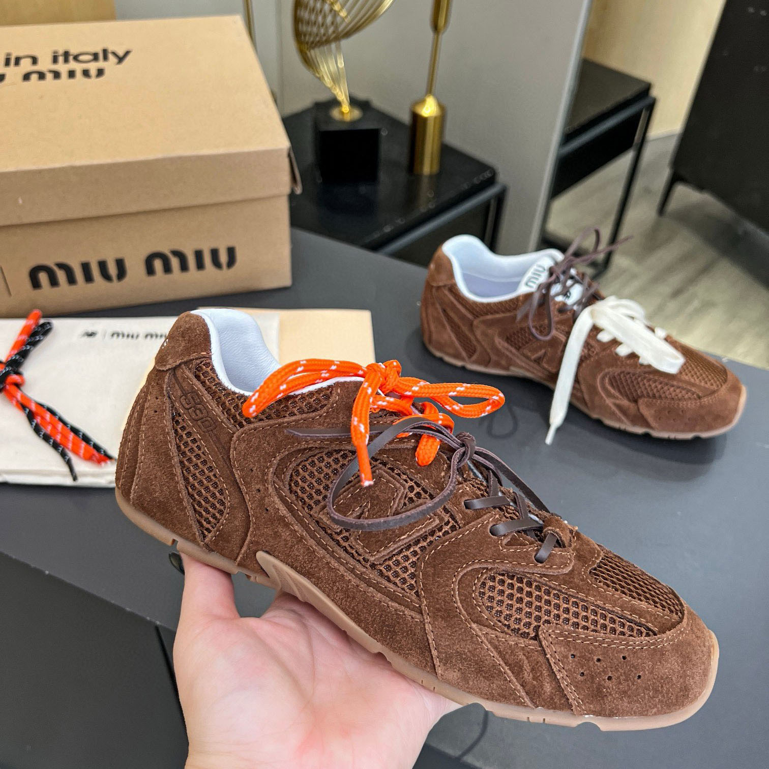 ミュウミュウ スニーカー コピー New Balance x Miu Miu xxx スエードxメッシュ スニーカー コーヒー