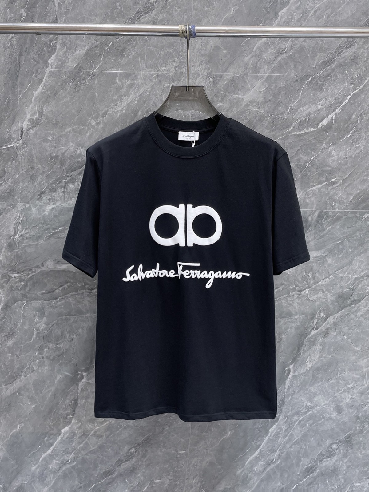 シンプル ロゴ入り クルーネックTシャツ サルヴァトーレ・フェラガモ 半袖Tシャツ コピー ブラック